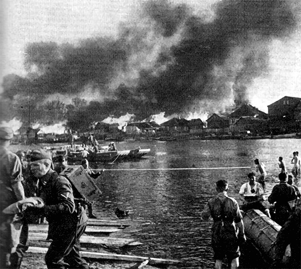 Немецкая хроника запечатлела как горел берег, реки Березина, на котором стояла фабрика им.Молотова в Борисове
