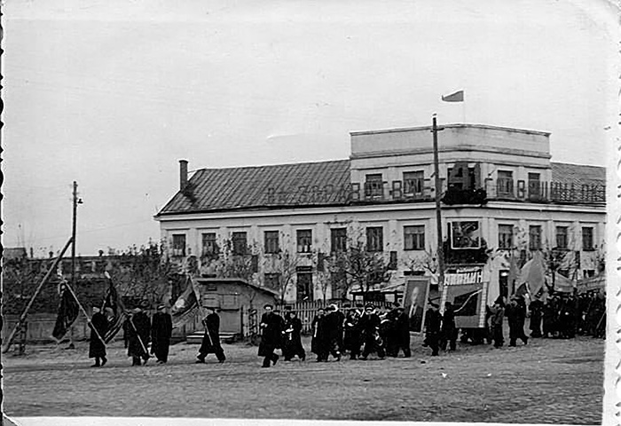 Рабочие на фоне главного корпуса Борисовской фабрики Пианино им.Молотова в 1958г.