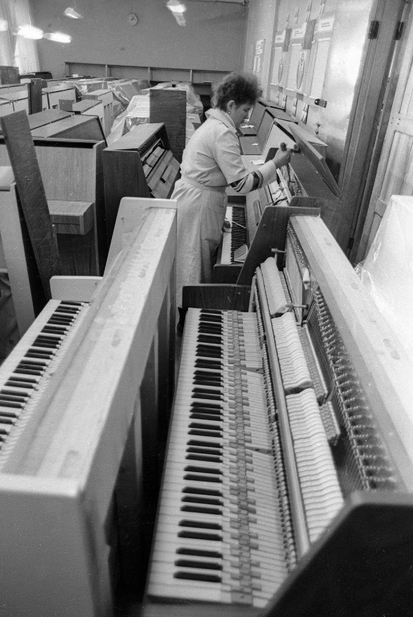 Настроечный цех Борисовской фабрики Пианино в 1991г.
